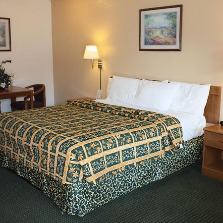 Super 8 By Wyndham Visalia Hotel Eksteriør billede