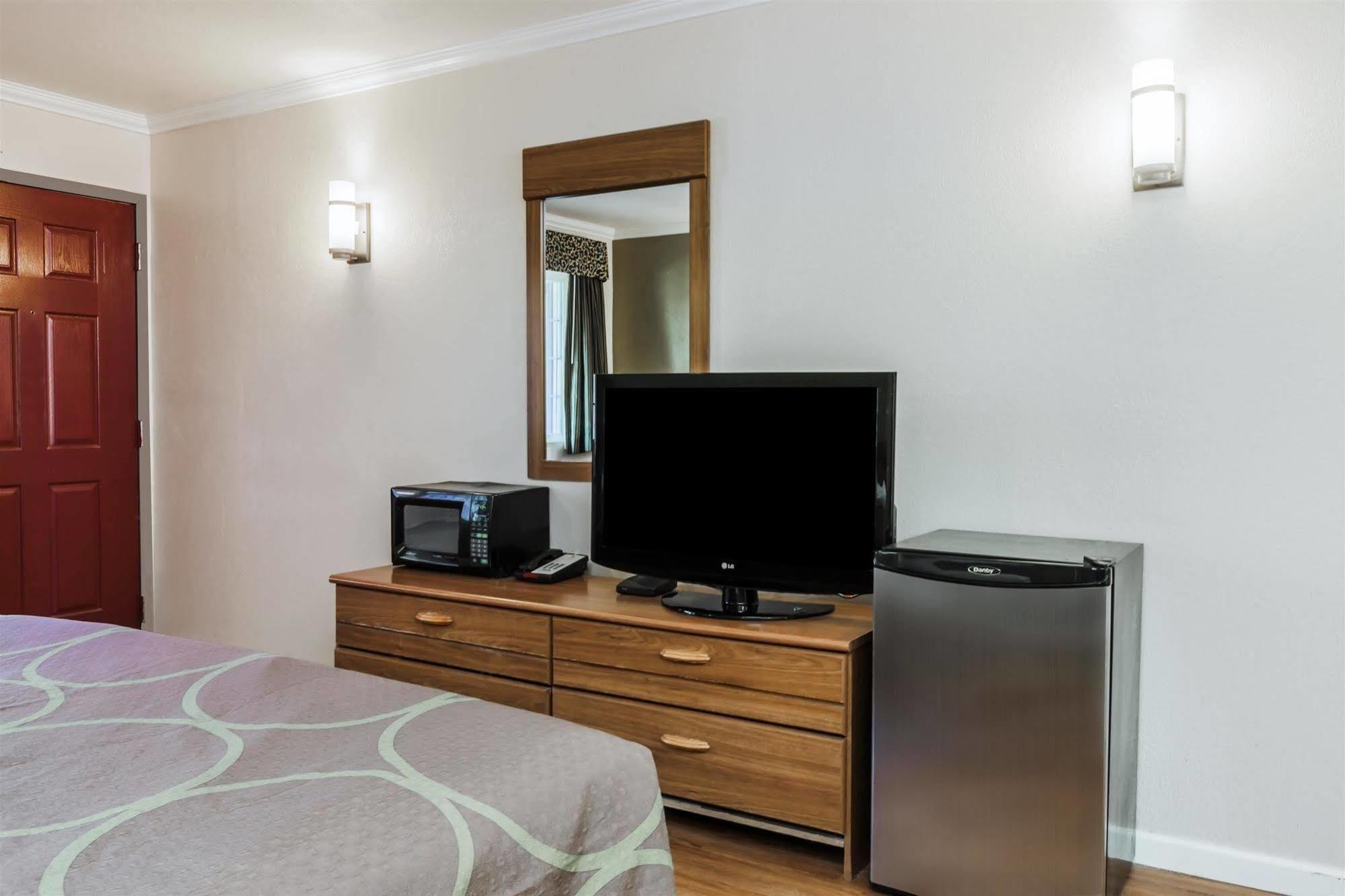 Super 8 By Wyndham Visalia Hotel Eksteriør billede