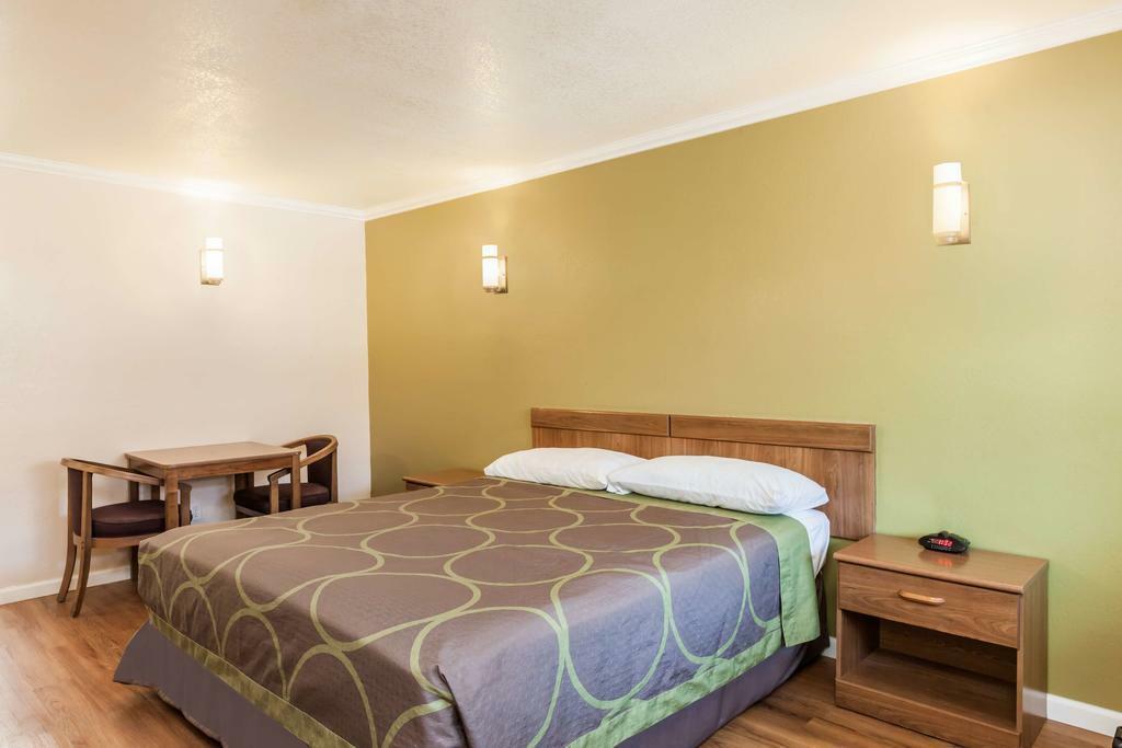 Super 8 By Wyndham Visalia Hotel Eksteriør billede